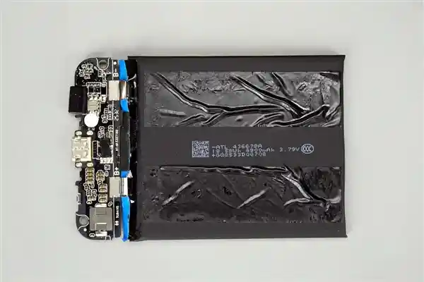 299元引爆市场!小米金沙江磁吸充电宝拆解:超薄背后的硬核黑科技