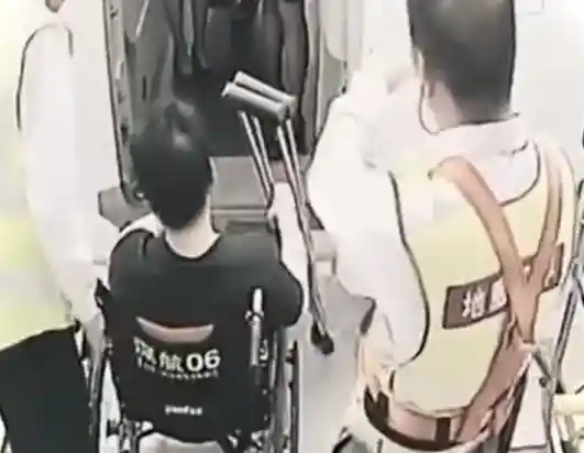 郑智化登机瞬间引热议，亲授爬进机舱背后故事：小哥扶腿一幕感动全网