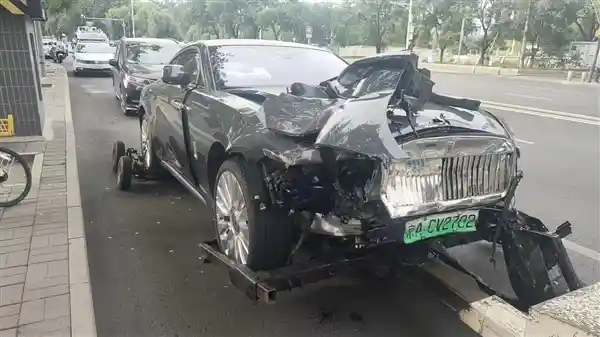 陈震劳斯莱斯闪灵车祸惊现:撞飞轿车引热议