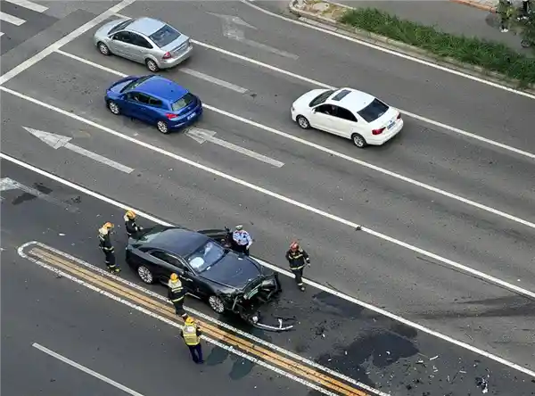 陈震劳斯莱斯闪灵车祸惊现:撞飞轿车引热议