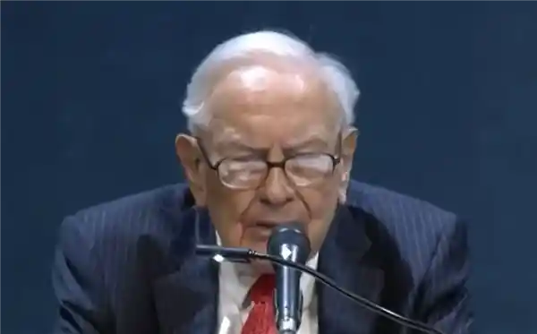 AI伪造巴菲特视频引爆网络，伯克希尔紧急辟谣：非本人发声