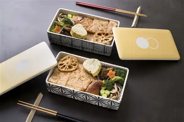 美团回应‘狗饭’争议：非拼好饭订单引误会，骑手身份成焦点