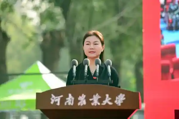 99级学姐归来！小米副总裁张剑慧空降河农大开学典礼，寄语新生敢想敢为