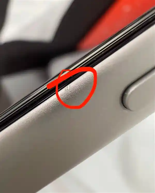 iPhone 17首贴膜即翻车！神器变凶器划伤边框，果粉心碎现场