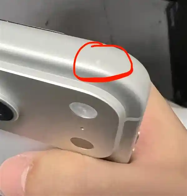 iPhone 17首贴膜即翻车！神器变凶器划伤边框，果粉心碎现场